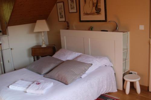 アミアンにあるLe Kiosque Amiens chambres d'hôtesのベッドルーム1室(白いベッド1台、タオル2枚付)