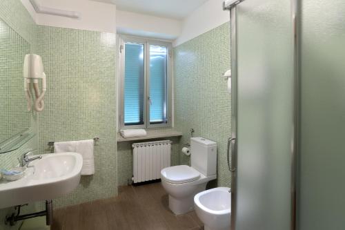 uma casa de banho com um WC e um lavatório em Terme Di Monte Valenza em Valenza
