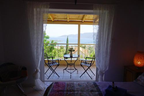 a room with a balcony with a table and chairs at Studio Panorama in Korfos