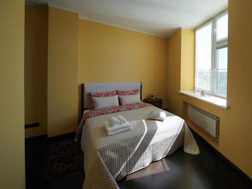 モスクワにあるCosy apartment on Profsoyuznayaのベッドルーム1室(ベッド1台、タオル2枚付)