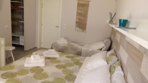 una stanza con asciugamani seduti sul pavimento di B&B Le Thuje a Torre Lapillo