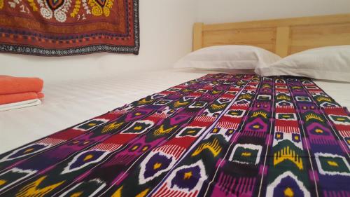 Ένα ή περισσότερα κρεβάτια σε δωμάτιο στο Amir Hostel