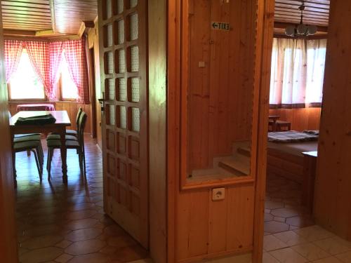モムチロフツィーにあるKermedchieva Guesthouseのテーブルとダイニングルームが備わる客室です。