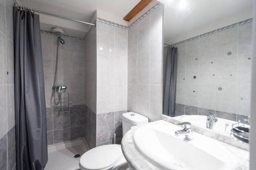 une salle de bain avec toilettes, lavabo et douche dans l'établissement Aoustin, à Nice