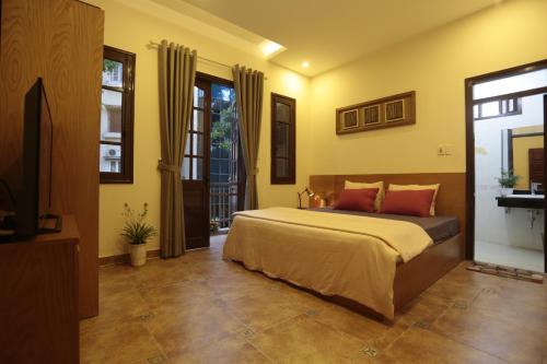 - une chambre avec un grand lit dans l'établissement Hanoi Balcony Homestay, à Hanoï