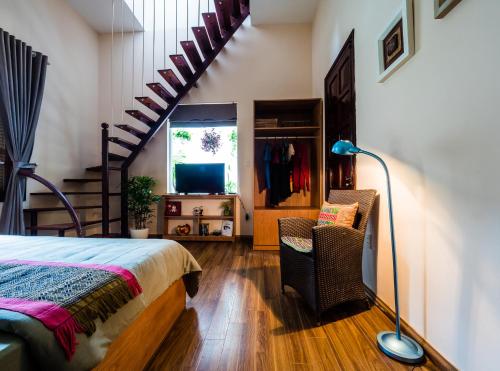 Postel nebo postele na pokoji v ubytování Hanoi Balcony Homestay
