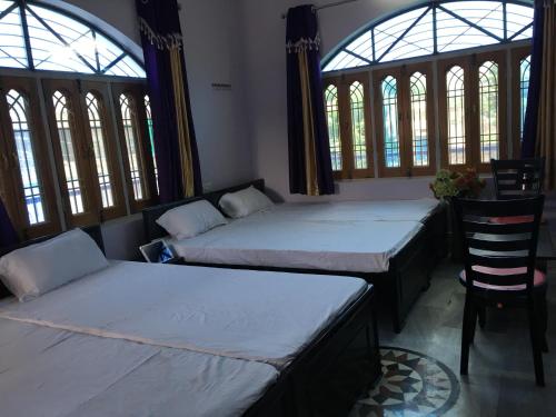 מיטה או מיטות בחדר ב-Srishti Shelter