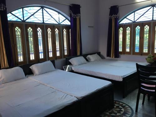 מיטה או מיטות בחדר ב-Srishti Shelter