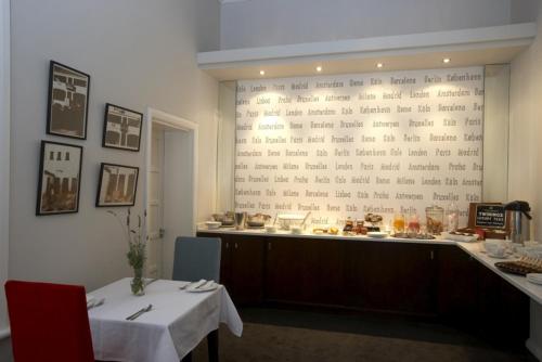 een restaurant met een tafel met een witte tafelkleed erop bij Head South Lodge in Kaapstad