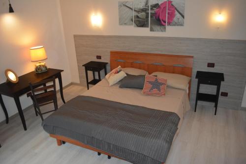 um quarto com uma cama grande e uma secretária. em Villa Anita em Pescara
