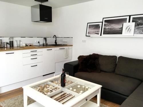 salon z kanapą i stołem w obiekcie Sea Apartment 150m do morza w Gdańsku