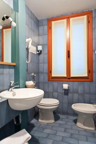 a bathroom with a sink and a toilet at Ca' delle Rose in Castelfranco Veneto