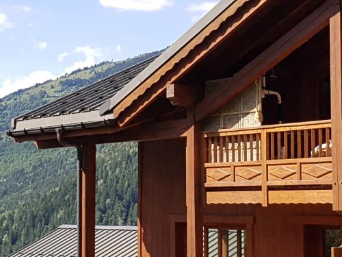 a building with a balcony with a view of a mountain at Arpege Des Neiges in Sainte-Foy-Tarentaise