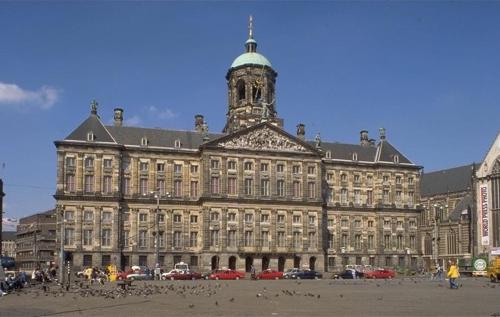 un grand bâtiment avec une tour d'horloge en haut dans l'établissement Amsterdam Red Light Bed & Breakfast, à Amsterdam