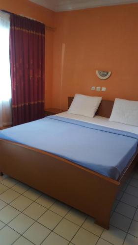 een groot bed in een kamer met een blauw matras bij Residence Saint-Jacques Centre Ville Pointe Noire in Pointe-Noire