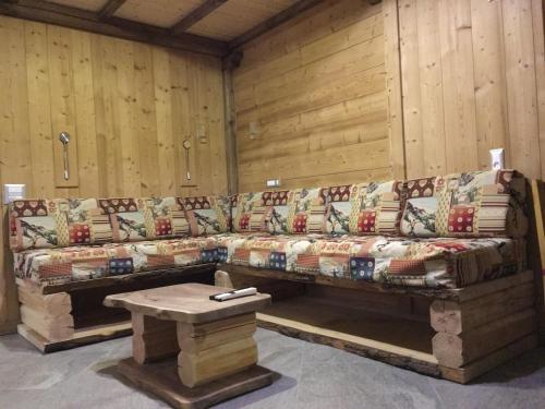 a living room with a couch and a table at Le grenier des rêves in Les Deux Alpes