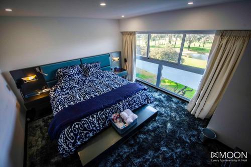 A bed or beds in a room at Moon Luxury Apartments