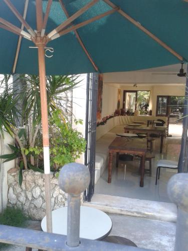 a patio with a table and an umbrella at City Center Studyo "Casa Natural" in Valladolid