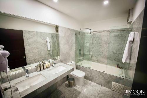 A bathroom at Moon Luxury Apartments