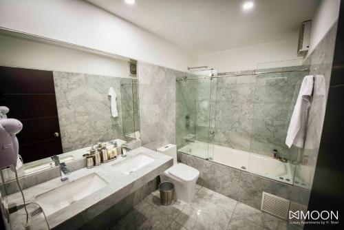 Ένα μπάνιο στο Moon Luxury Apartments