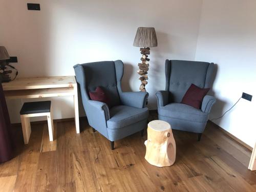 two chairs and a desk and a lamp in a room at Balgnerhof in Laion