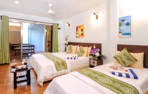 Una cama o camas en una habitación de Salt Beach Hotel