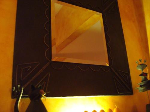 a mirror on a wall with a cat in front of it at B&B Brigitte & Alain in Brussels