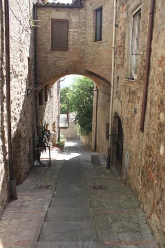 an alley with an archway in an old building at Casa Di Borgo in Todi