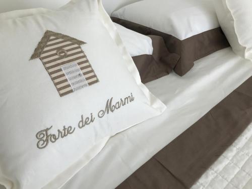Una cama o camas en una habitación de Stunning Apartment 300mt by the sea Forte dei Marmi