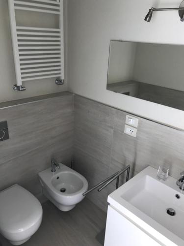 Un baño de Stunning Apartment 300mt by the sea Forte dei Marmi