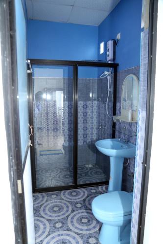 a bathroom with a shower with a toilet and a sink at Nilaveli Star View Hotel in Nilaveli