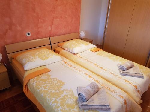 duas camas num quarto com toalhas em Ferienhaus Topic em Vrsar