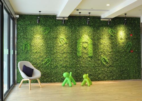 a living room with a green wall at Campanile Shanghai Natural History Museum Hotel in Shanghai