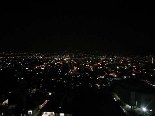 Pemandangan umum bagi Bandung atau pemandangan bandar yang diambil dari apartmen