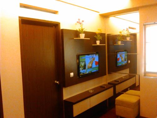 Televisyen dan/atau pusat hiburan di Apartment The Suites Metro by Yudis