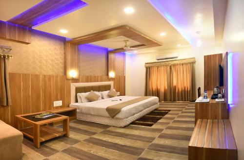 een slaapkamer met een bed en een tafel in een kamer bij The Dwarika Hotel in Dwarka