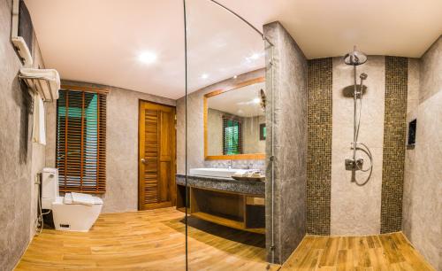 A bathroom at Naiyang Park Resort - SHA Extra Plus