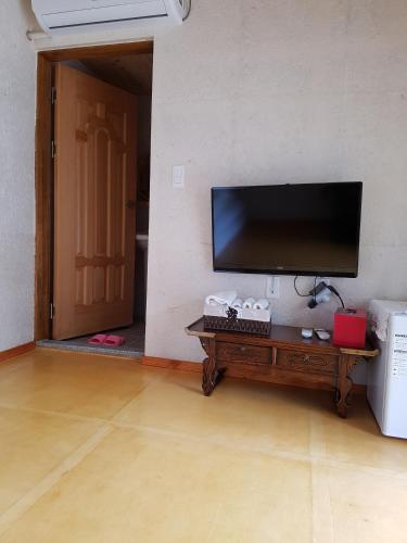 a living room with a tv and a table with a tvounter sidx sidx sidx at The Hanok in Jeonju