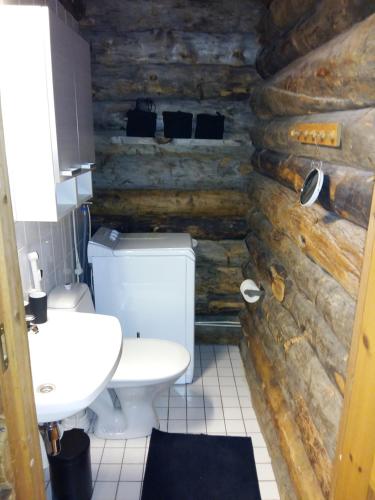 a bathroom with a toilet and a sink at Salmikankaankelo C4 in Ruka