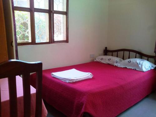 سرير أو أسرّة في غرفة في Retreat Guesthouse Kitende