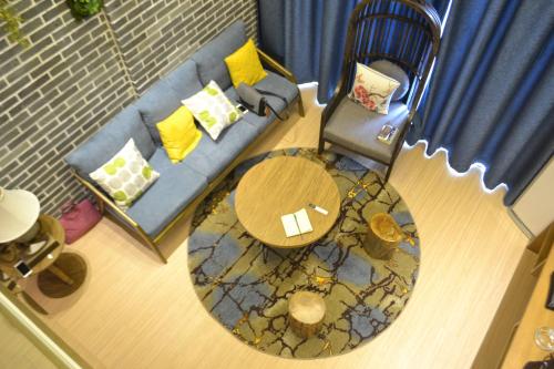 an overhead view of a living room with a couch and a table at Yumi Apartment Lida Plaza Branch in Guangzhou