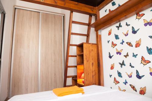 ブラショヴにあるOld City House 2のベッドルーム1室(蝶が壁に描かれたベッド1台付)