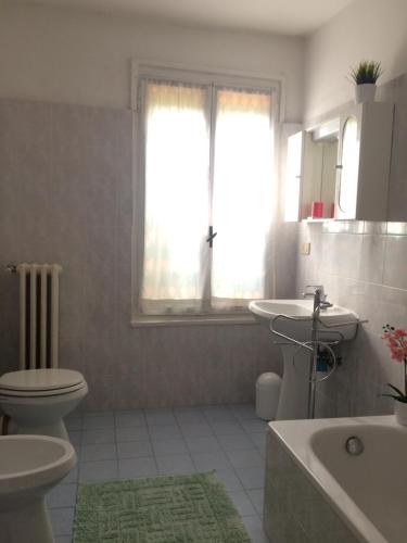 ヴェネツィアにあるVe-nice Suite Formosa C5141のバスルーム(トイレ、洗面台付)、窓が備わります。