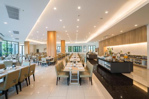 J Inspired Hotel Pattaya - SHA Extra Plus tesisinde bir restoran veya yemek mekanı