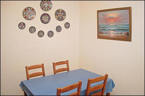 コニル・デ・ラ・フロンテーラにあるApartamento Arroyoのダイニングルーム(テーブル、壁掛けの皿付)