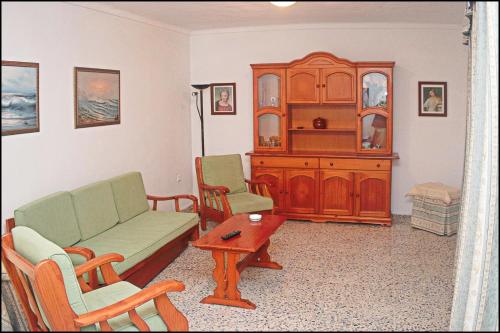 コニル・デ・ラ・フロンテーラにあるApartamento Arroyoのリビングルーム(ソファ、椅子2脚、テーブル付)