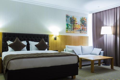 Säng eller sängar i ett rum på Aidana Plaza Hotel