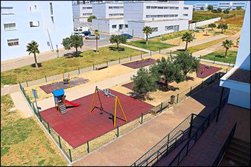 - Vistas aéreas a un parque con parque infantil en Apartamento Conil con terraza, en Conil de la Frontera