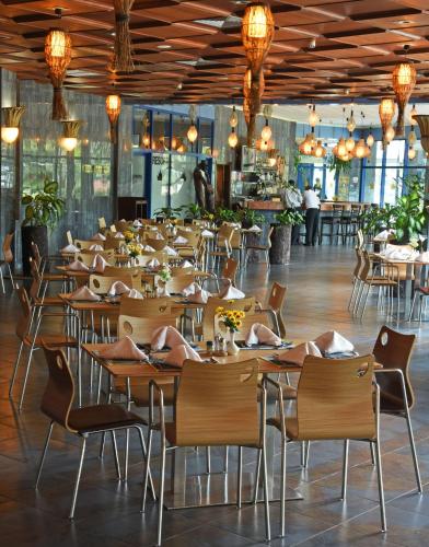 Un restaurant sau alt loc unde se poate mânca la Imperial Resort Beach Hotel