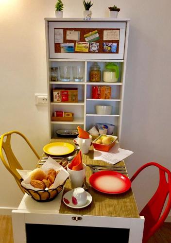 巴勒莫贝达玛丽客房和套房旅馆的桌子上摆着盘子和碗里的食物